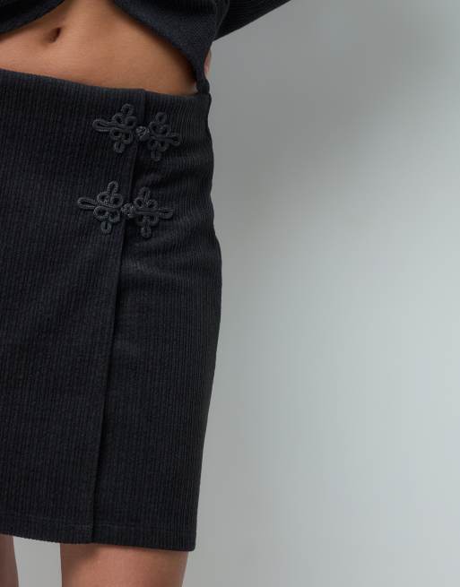 ASOS DESIGN mini-jupe en velours côtelé chunky avec galon brandebourg noire, 3 de 5
