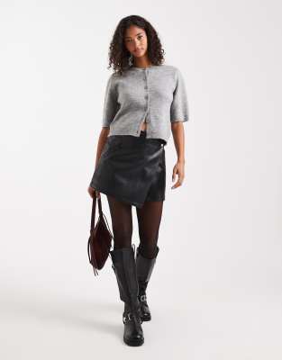 ASOS DESIGN - Mini-jupe portefeuille asymétrique en imitation cuir - Noir