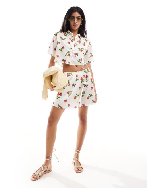 ASOS DESIGN Mini jupe portefeuille d ensemble en satin a imprime fraises ASOS