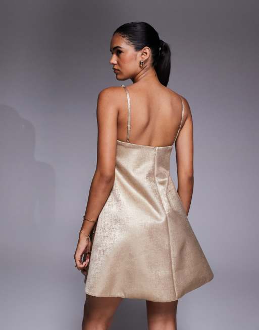 ASOS DESIGN - Mini jurk met A-lijn en diamanten rand en uitsnijding in metallic goud, 2 van 4