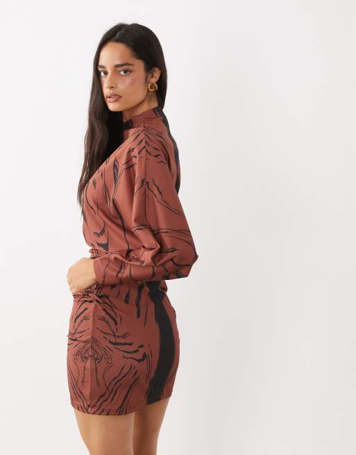 ASOS DESIGN mini jurk met aangezette hals en batwingmouwen met dierenprint, 4 van 4