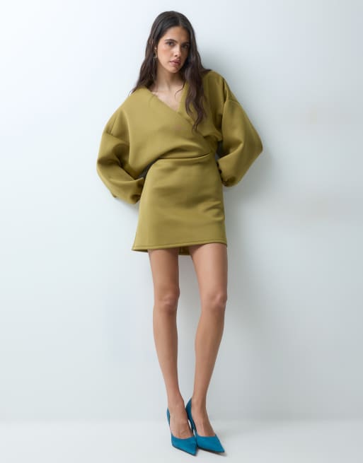 ASOS DESIGN mini jurk met ballonmouwen in olijfgroene scuba-achtige stof, 2 van 5