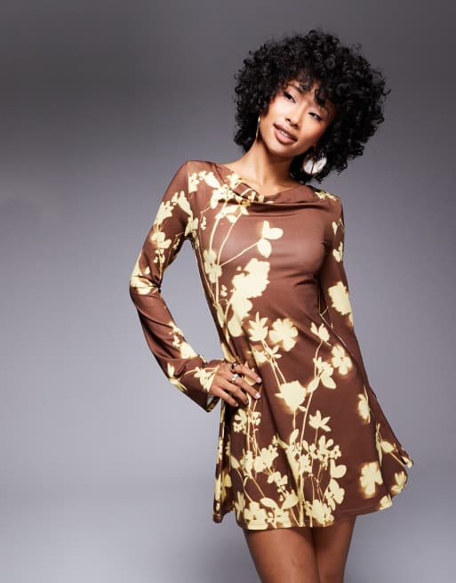 ASOS DESIGN - Mini jurk met bloemenprint en rechte gedrapeerde halslijn in bruin, 3 van 4