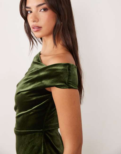 ASOS DESIGN mini jurk met blote schouders, gedrapeerd, van fluweel, in groen, 4 van 4