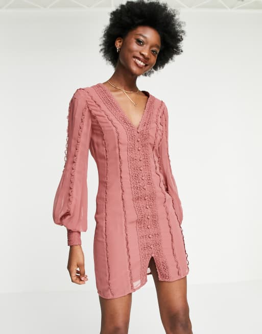ASOS DESIGN - Mini-jurk met blousonmouwen, kant en knoopjes in beigeroze