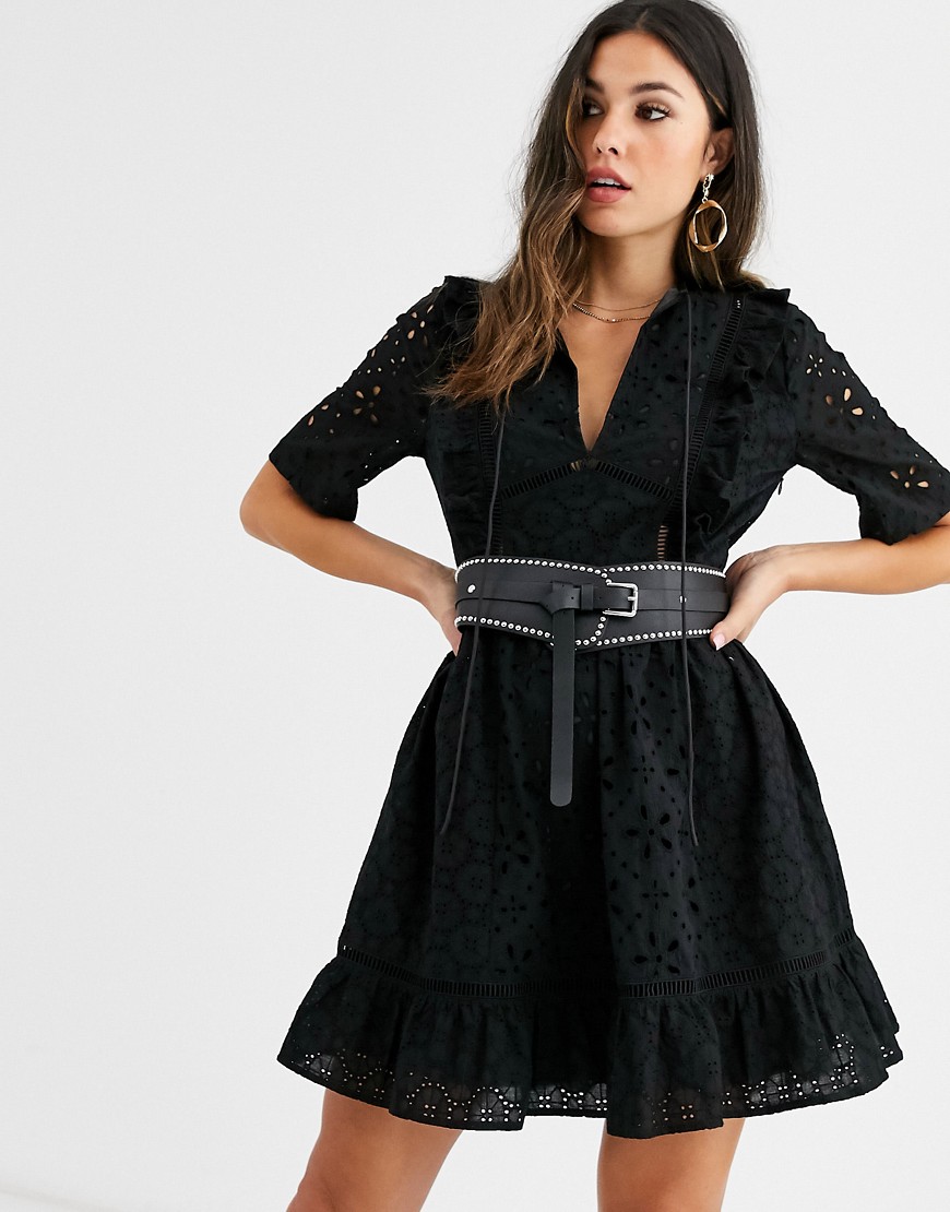 ASOS DESIGN - Mini-jurk met broderie, ruches vooraan en riem-Zwart