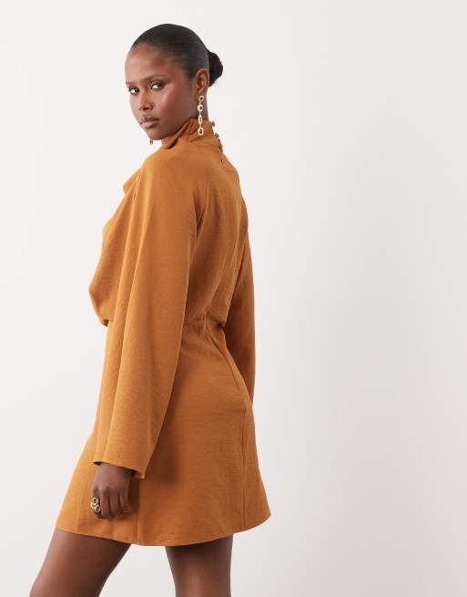 ASOS DESIGN mini jurk met gedrapeerde hals en lange mouwen in oker, 4 van 4
