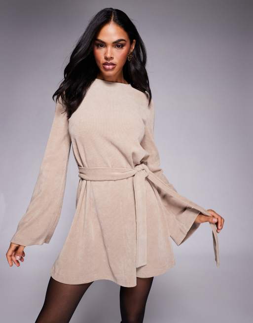 ASOS DESIGN - Mini-jurk met gestrikte taille en uitlopende mouwen in neutraal, 2 van 4