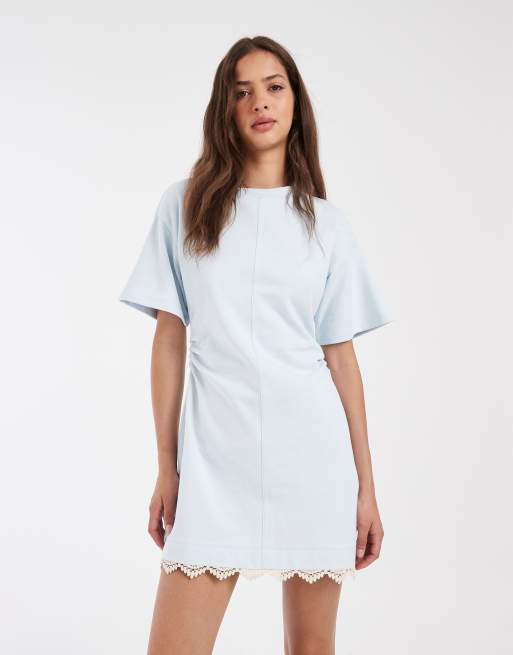 ASOS DESIGN mini jurk met getailleerde taille en kantdetail in lichtblauw, 2 van 4