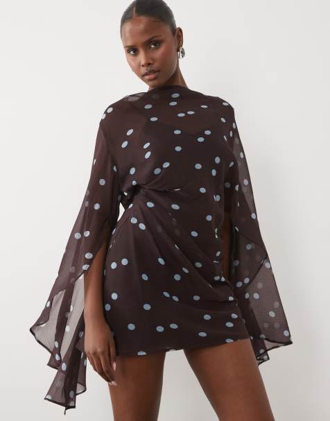 ASOS DESIGN mini jurk met hoge hals, gedrapeerde voorkant en extreem wijde capemouwen in bruine polkadot - view 1