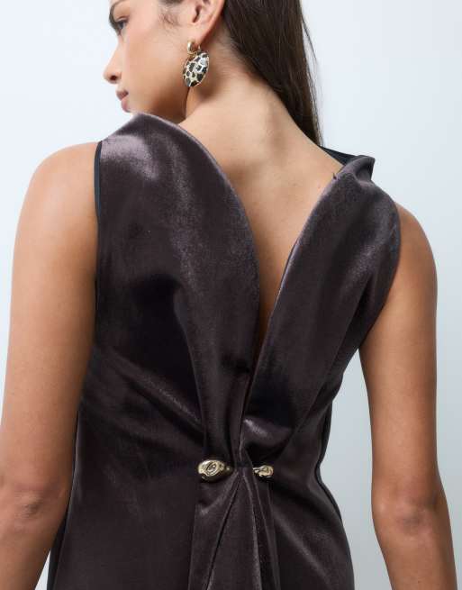 ASOS DESIGN mini jurk met hoge halsuitsnijding en achterdetail met bies in pralinéfluweel, 4 van 5