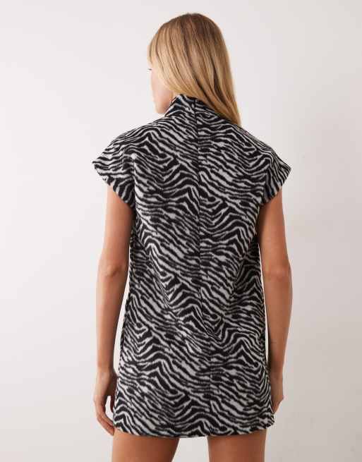 ASOS DESIGN mini jurk met hoge opstaande hals en fluffy zebraprint, 4 van 4