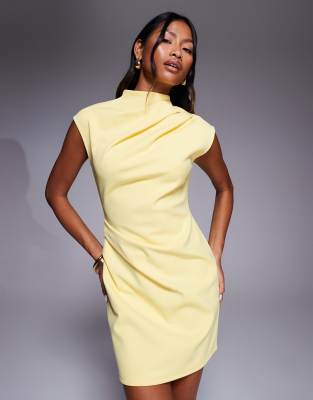 ASOS DESIGN - Mini-jurk met hoogsluitende hals en structuur van scubastof in pastelgeel