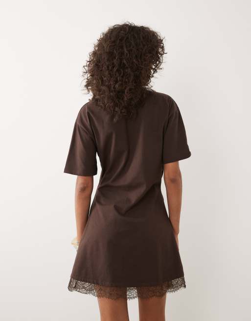 ASOS DESIGN - Mini-jurk met overslag en kanten zoom in chocoladebruin, 4 van 4