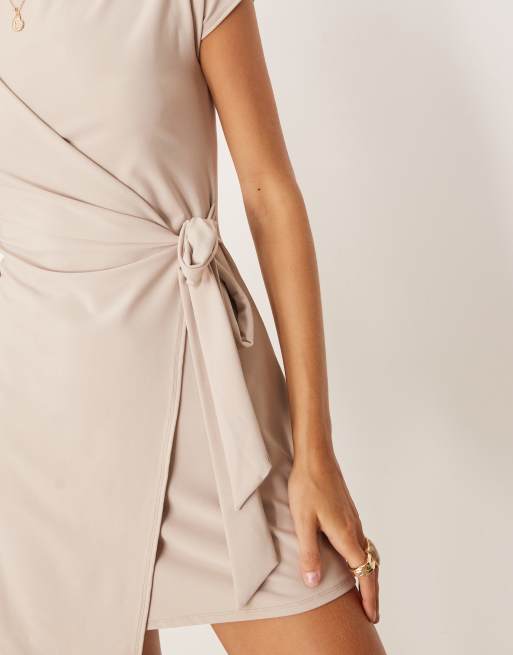 ASOS DESIGN - Mini jurk met overslag, gestrikte voorkant en kapmouwtjes in stone, 2 van 4