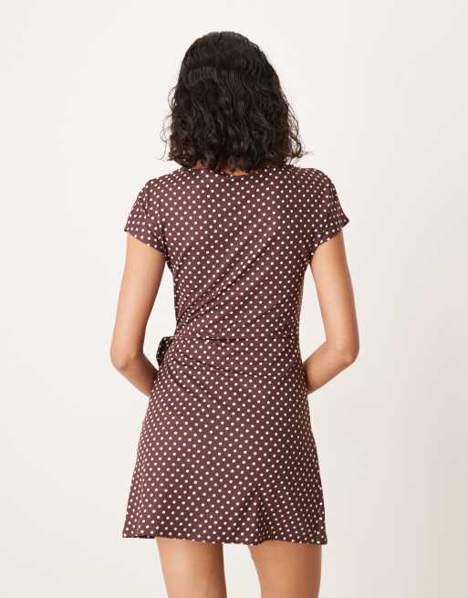ASOS DESIGN - Mini jurk met overslag, gestrikte voorkant, stippen en kapmouwtjes in chocoladebruin, 4 van 4