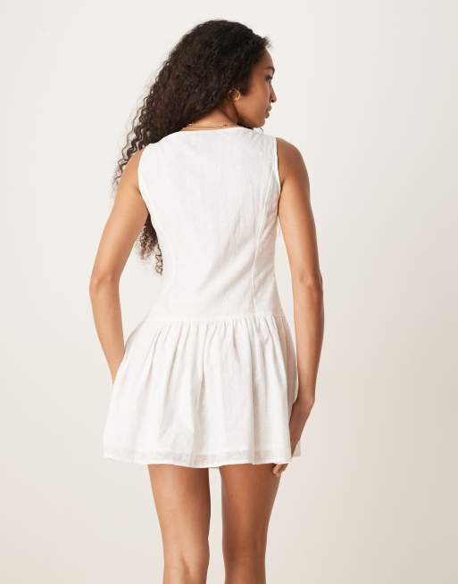 ASOS DESIGN - Mini-jurk met rechte hals, verlaagde taille, broderie en knoopsluiting in wit, 2 van 4