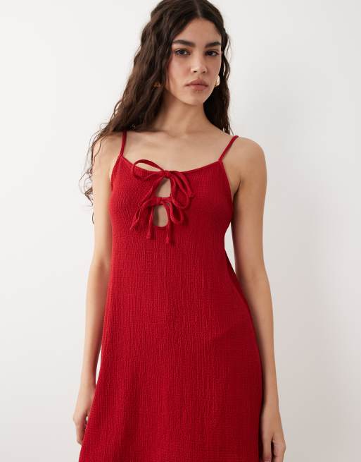 ASOS DESIGN - Mini-jurk met textuur, bandjes en gestrikte voorkant in rood, 2 van 4
