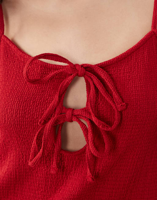 ASOS DESIGN - Mini-jurk met textuur, bandjes en gestrikte voorkant in rood, 3 van 4