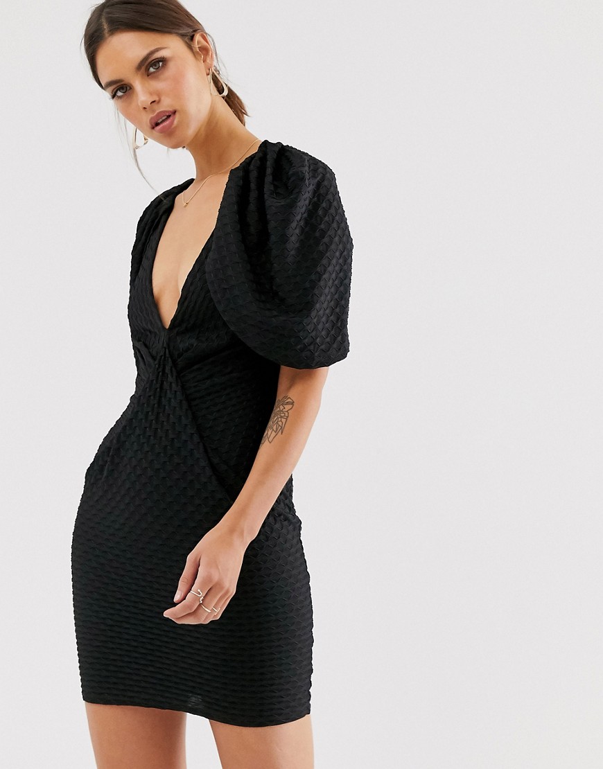 ASOS DESIGN - Mini-jurk met textuur, knoop en cape-Zwart