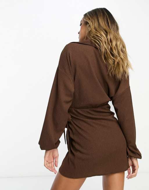 ASOS DESIGN - Mini-jurk met textuur, lange mouwen, V-hals en overslag in chocoladebruin, 3 van 4