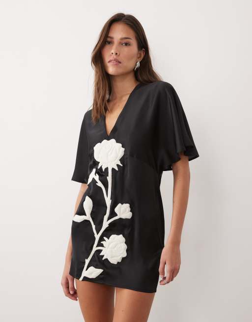 ASOS DESIGN - Mini jurk met V-hals, fladdermouwen en geborduurde rok in zwart-wit, 2 van 4