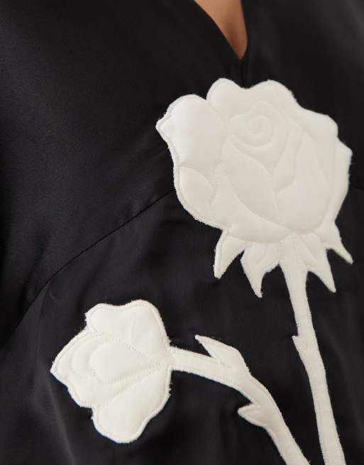 ASOS DESIGN - Mini jurk met V-hals, fladdermouwen en geborduurde rok in zwart-wit, 3 van 4