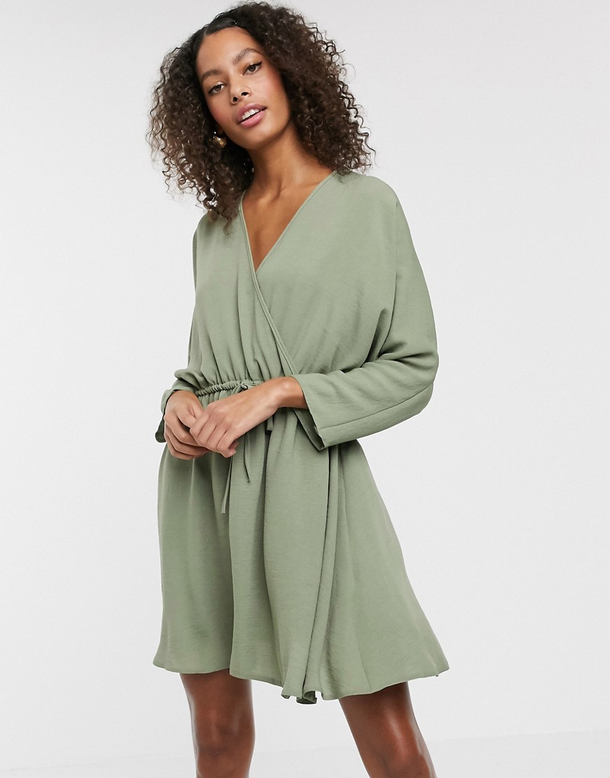 ASOS DESIGN - Mini-jurk met vleermuismouwen en gestrikte taille in kaki-Groen
