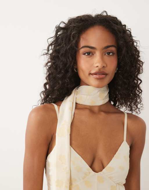 ASOS DESIGN mini jurk van flocked mesh met sjaaldetail en godets in buttermilk, 4 van 4