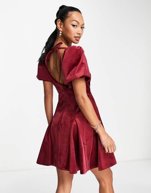 ASOS DESIGN Mini jurk van fluweel met pofmouwen en godets in bordeaux