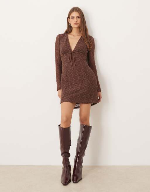 ASOS DESIGN - Mini-jurk van kant met lange mouwen en gestrikte voorkant in chocoladebruin, 2 van 4