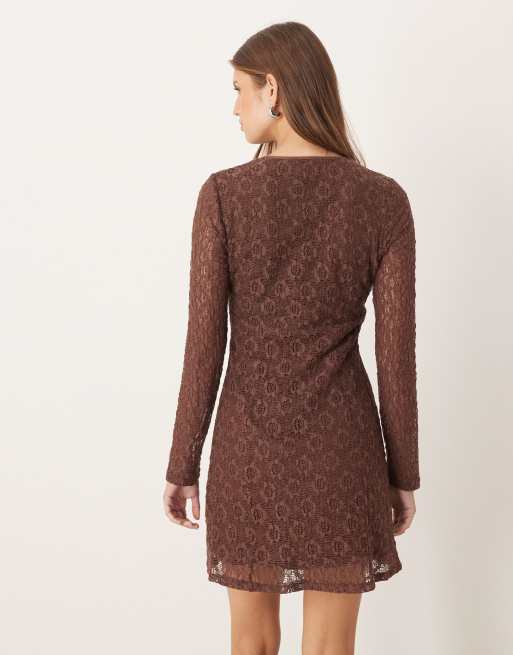 ASOS DESIGN - Mini-jurk van kant met lange mouwen en gestrikte voorkant in chocoladebruin, 4 van 4