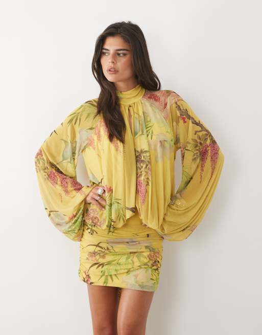 ASOS DESIGN mini jurk van mesh met bloemenprint, verlaagde taille, blouson en striknek in chartreuse, 2 van 4