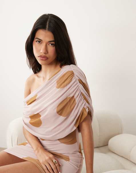 ASOS DESIGN - Mini jurk van mesh met drapering en blote schouders in roze met stippen - view 1