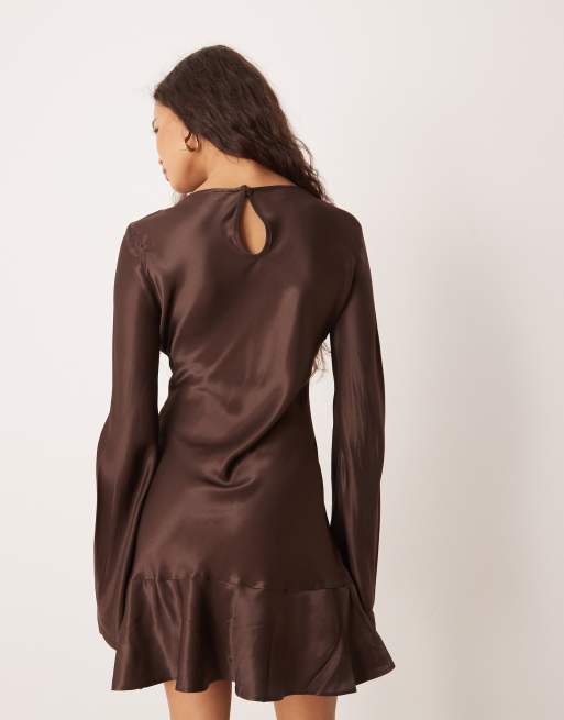ASOS DESIGN - Mini jurk van satijn met verlaagde taille in chocoladebruin, 4 van 4