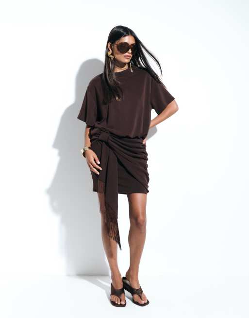 ASOS DESIGN Mini-Kleid aus Modal mit kurzen Ärmeln und Bindeband mit Fransen in Schokobraun, 4 von 4