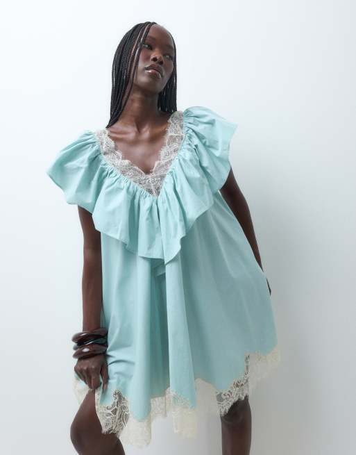 ASOS DESIGN Mini-Kleid aus Popeline mit V-Ausschnitt, Rüschen und Spitzenbesatz in verwaschenem Blau, 2 von 4