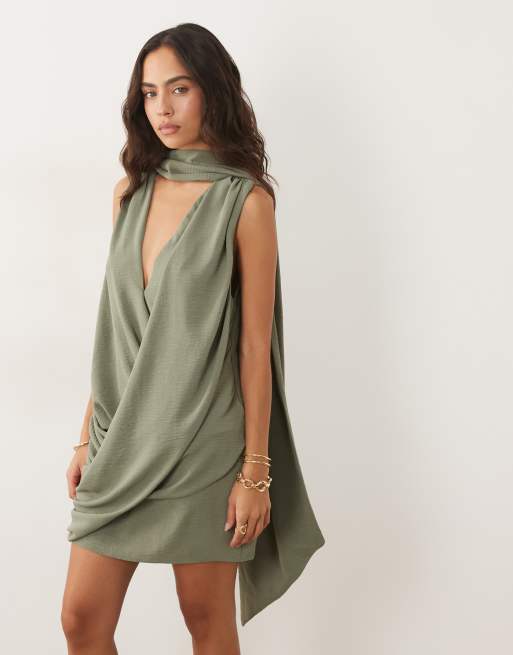 ASOS DESIGN mini met gedrapeerde overslag voorkant en sjaaldetail in zachte kaki, 2 van 4