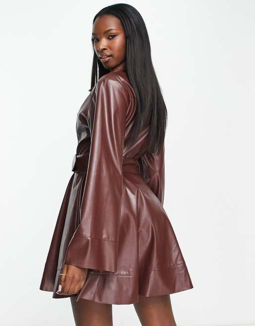 ASOS DESIGN - Mini-overhemdjurk in skatermodel met leerlook en riem in chocoladebruin, 2 van 4