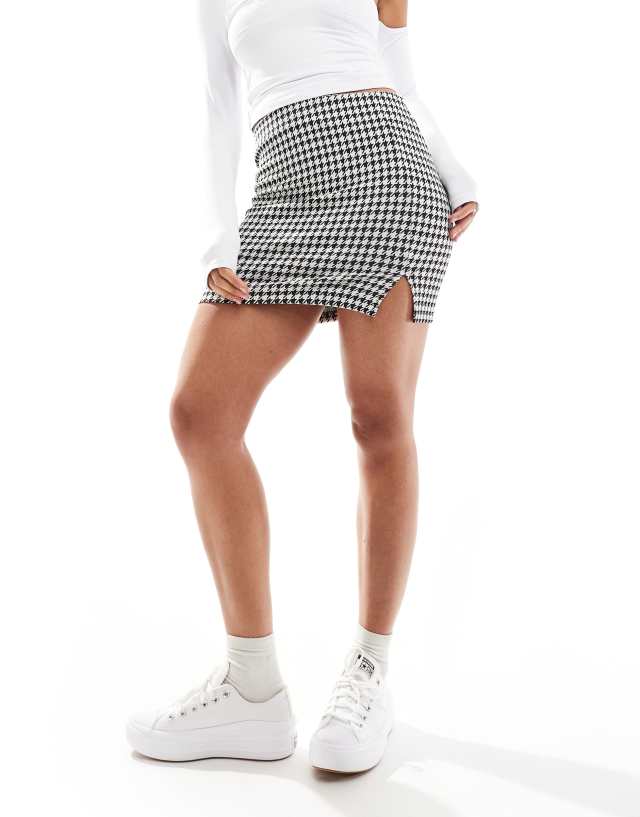 ASOS DESIGN - mini pelmet skirt with front split in mono check