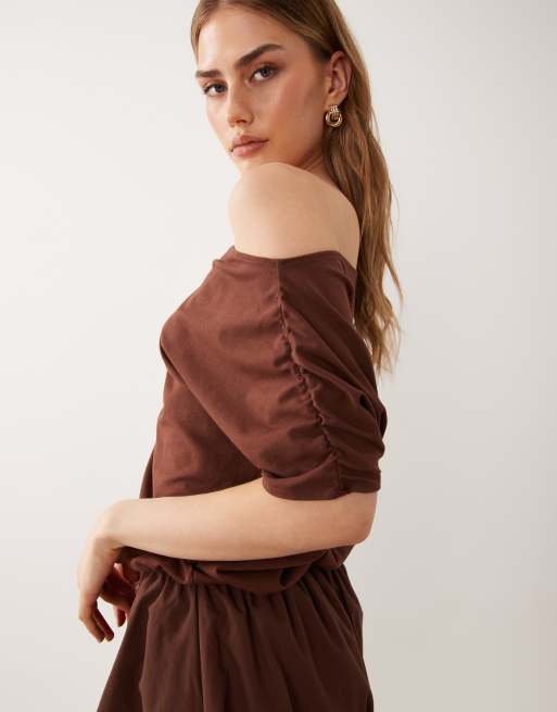 ASOS DESIGN - Mini pofjurk met blote schouders in bruin, 3 van 4