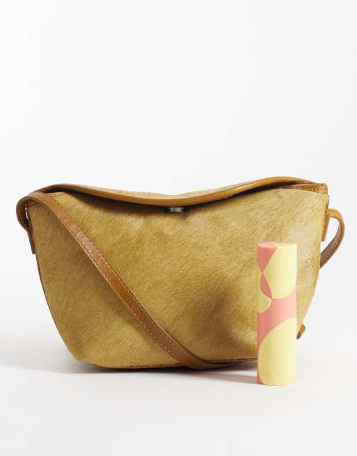 ASOS DESIGN mini sac bandoulière à rabat en cuir à poils, coloris chartreuse, 4 de 4