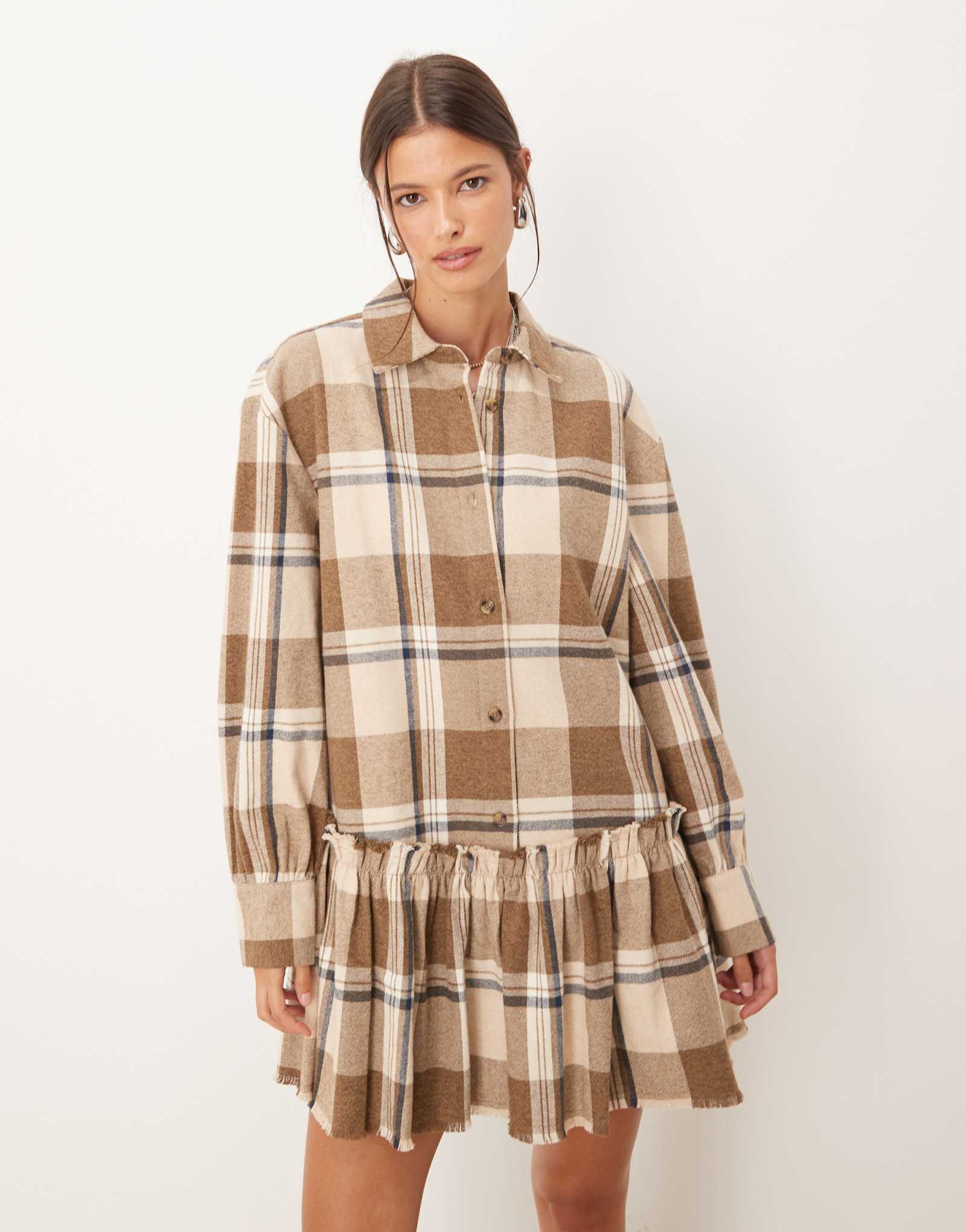 ДИЗАЙНЕРСКОЕ мини-платье-рубашка ASOS с заниженной талией в клетку коричневого цвета