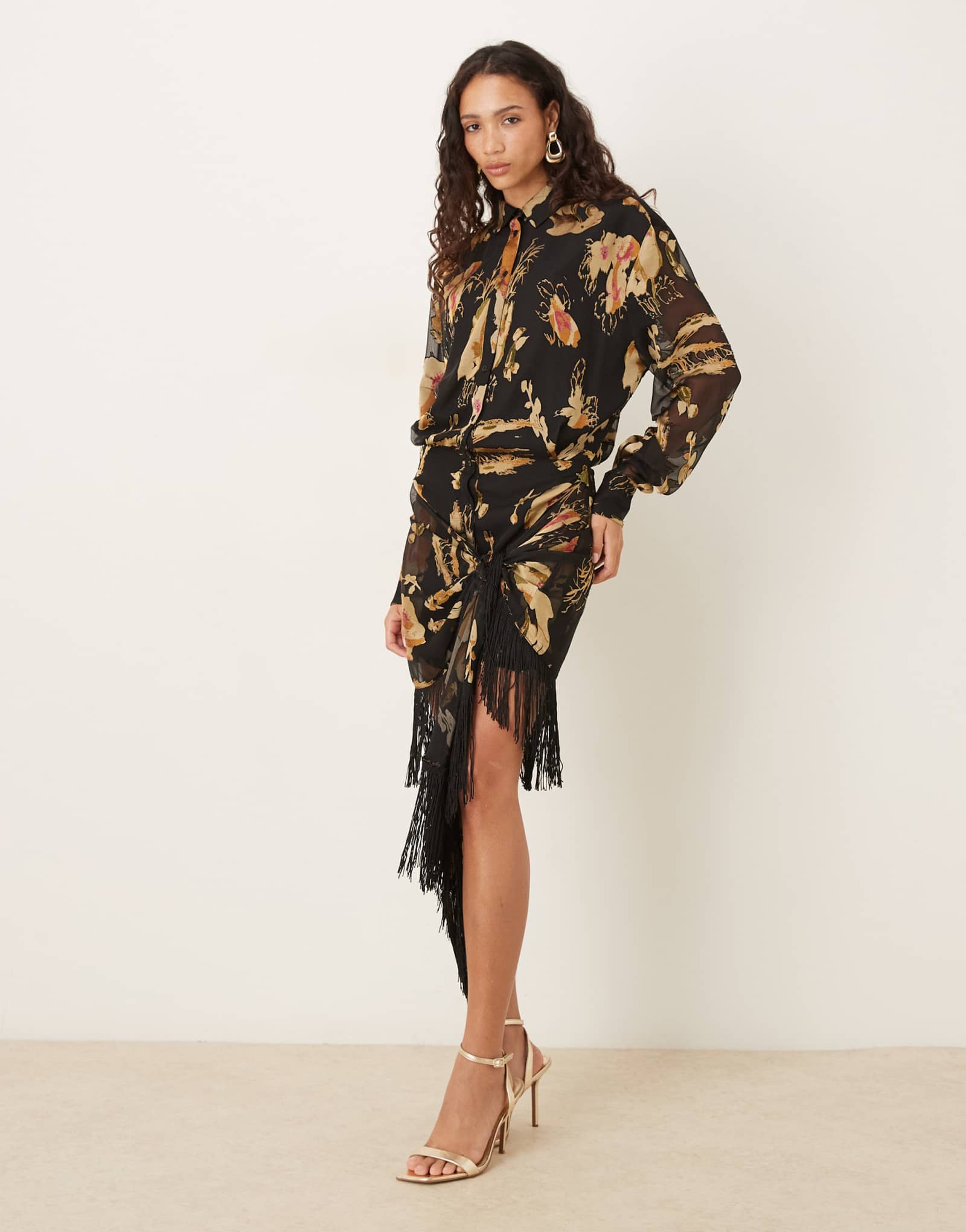  Платье-рубашка мини ASOS DESIGN с юбкой с бахромой, черное с цветочным принтом