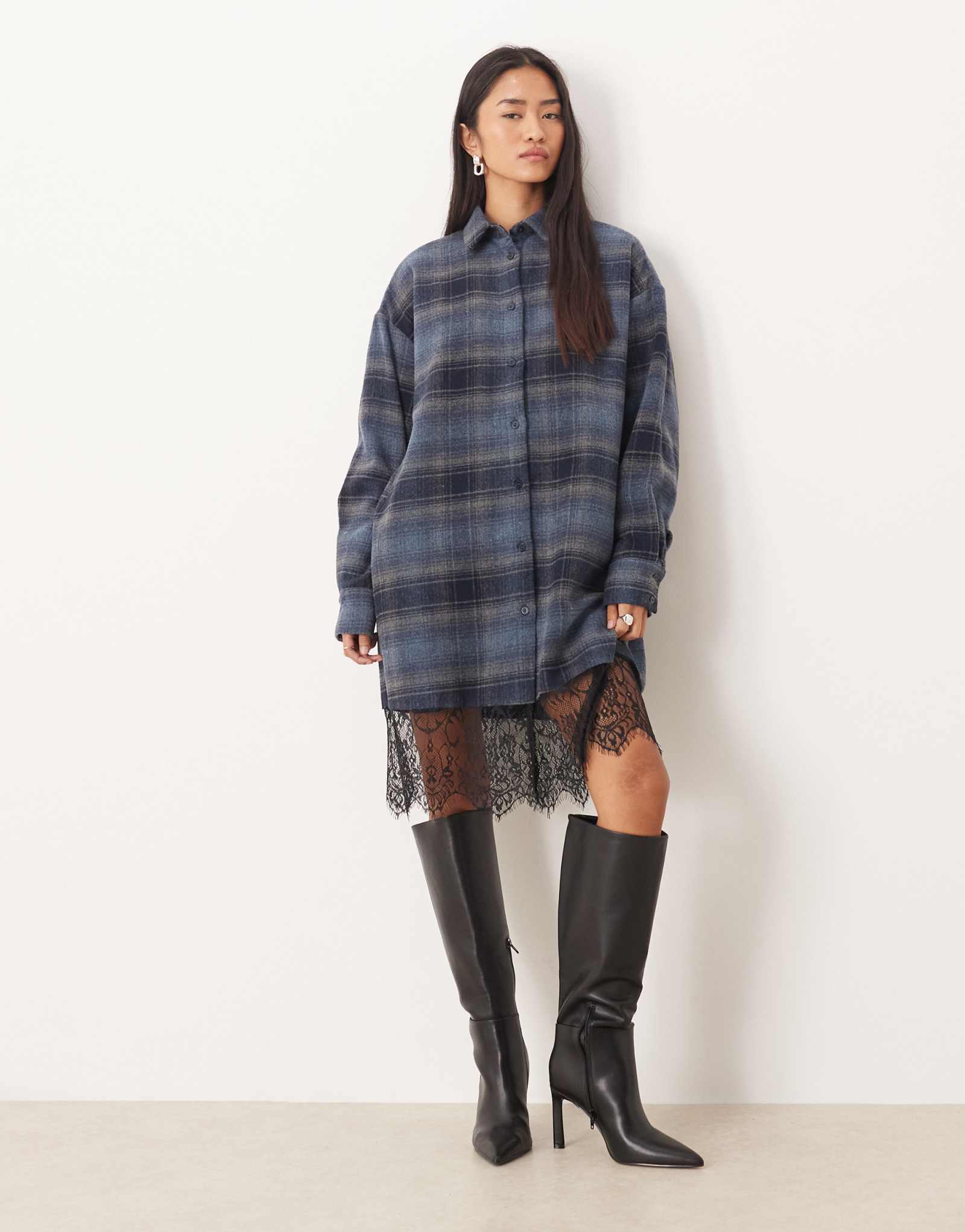 ДИЗАЙНЕРСКОЕ мини-платье-рубашка ASOS с высоким и низким закругленным низом в серо-коричневую клетку