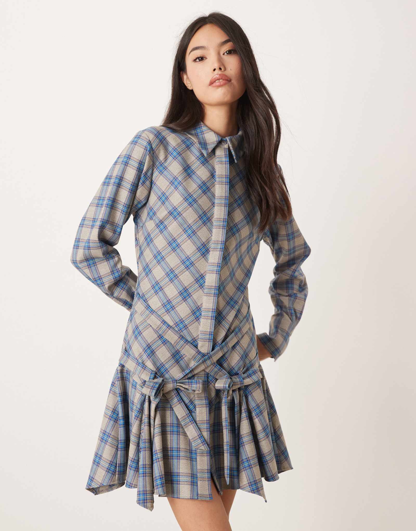 ДИЗАЙНЕРСКОЕ мини-платье-рубашка ASOS с завязками на талии и бантиками в сине-серую клетку