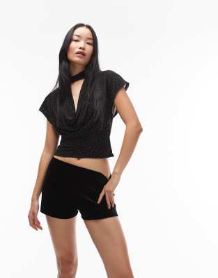 ASOS DESIGN - Mini-Shorts aus Samt in Schwarz