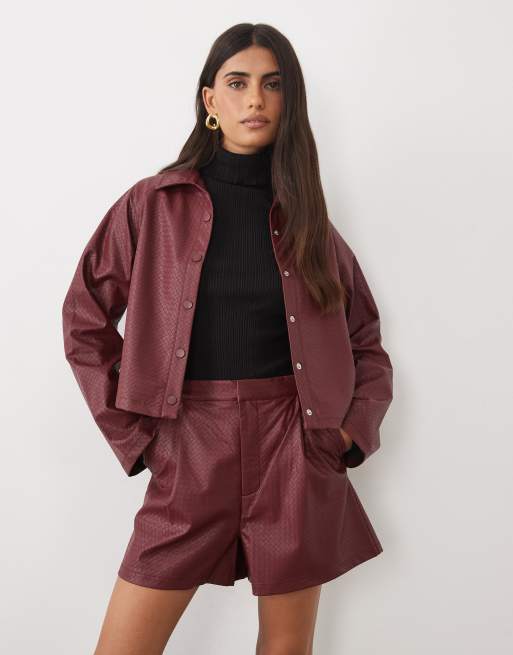 ASOS DESIGN Mini-Shorts in Lederoptik mit Korbgeflecht in Burgunderrot, 2 von 5