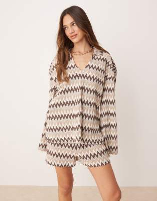 ASOS DESIGN - Mini-Shorts mit braunem Winkelstreifenmuster, Kombiteil-Bunt