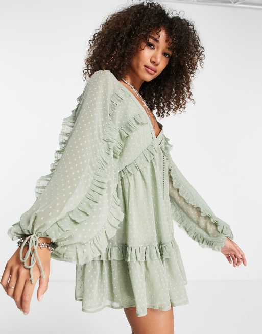 ASOS DESIGN – Mini-Skater-Kleid in Khaki mit Punktestruktur, V-Ausschnitt vorne und hinten und Rüschen